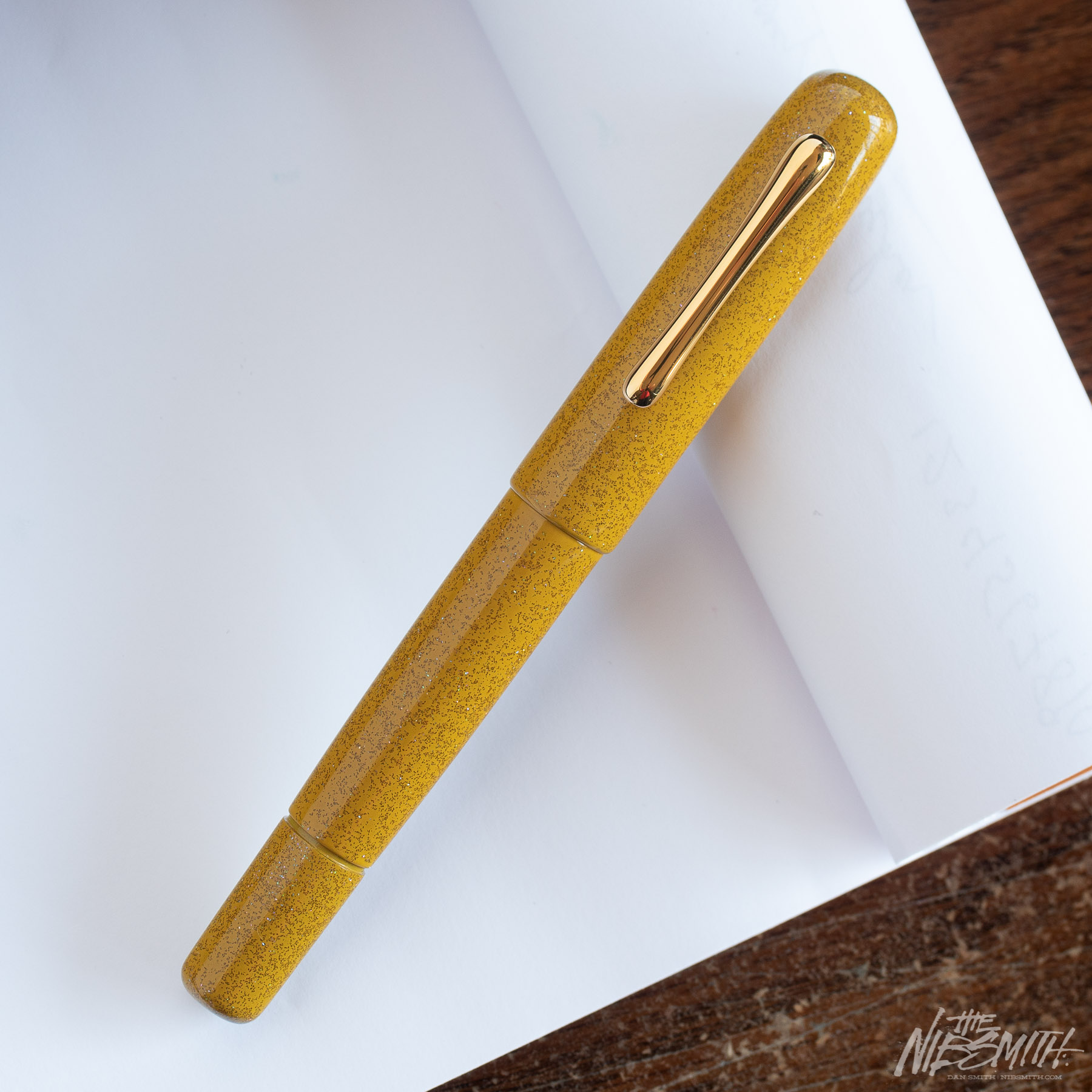 Taccia Horizon Urushi Le Fountain Pen Powdered Gold - 