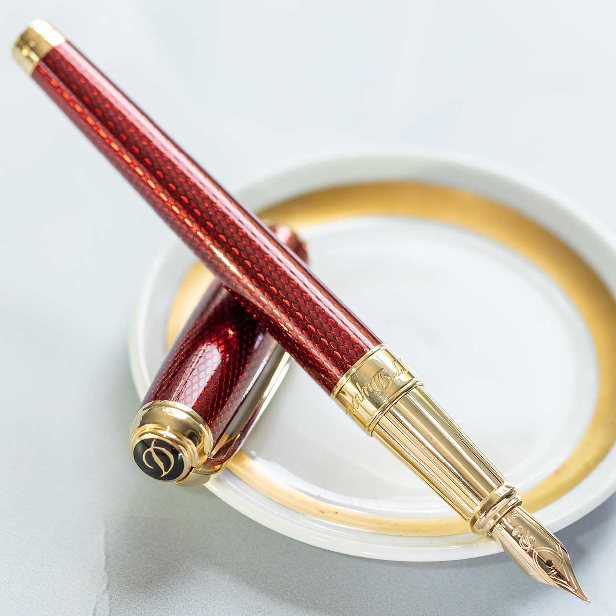 Attent Artistiek buitenste S.T. Dupont Line D Diamond Guilloche Large Fountain Pen – Ruby, Gold Trim –  US Exclusive – The Nibsmith