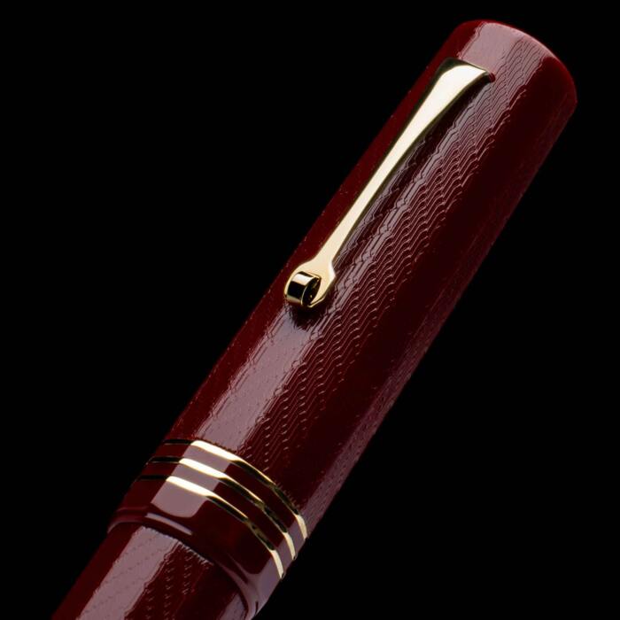 leonardo-dodici-burgundy-fountain-pen-uncapped-nibsmith-2