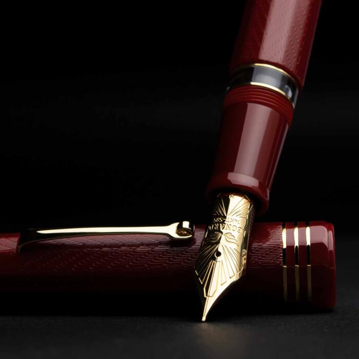 leonardo-dodici-burgundy-fountain-pen-uncapped-nibsmith-2