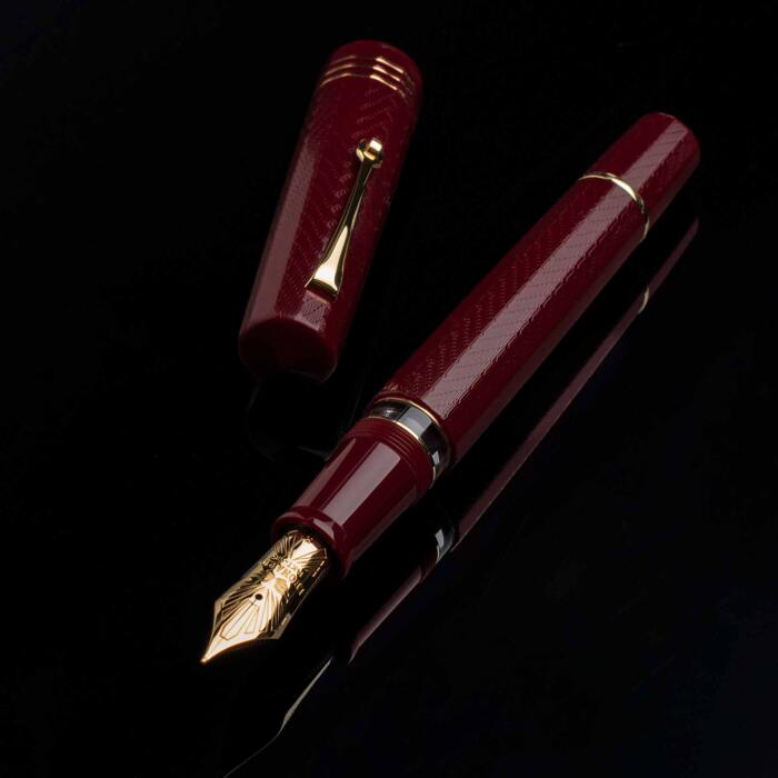 leonardo-dodici-burgundy-fountain-pen-uncapped-nibsmith